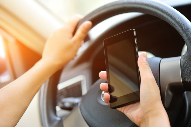 How to Avoid Distractions When Behind the Wheel